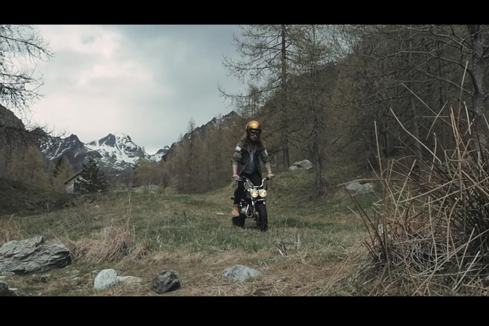 Julien Doré roule en Monkey dans son dernier clip Le Lac - mini4temps.fr
