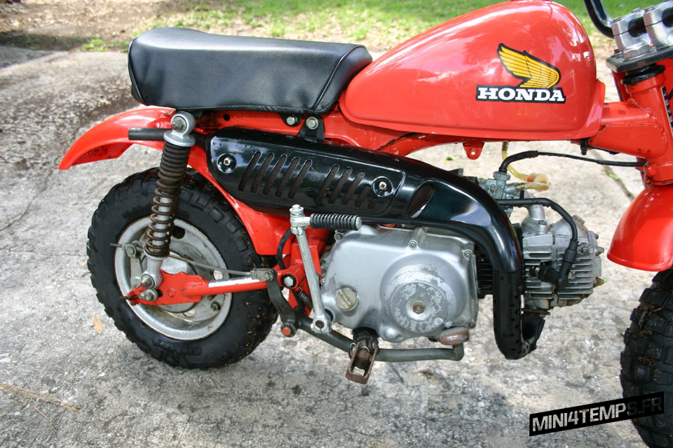 Red Honda Monkey Z50R de 1979 - mini4temps.fr