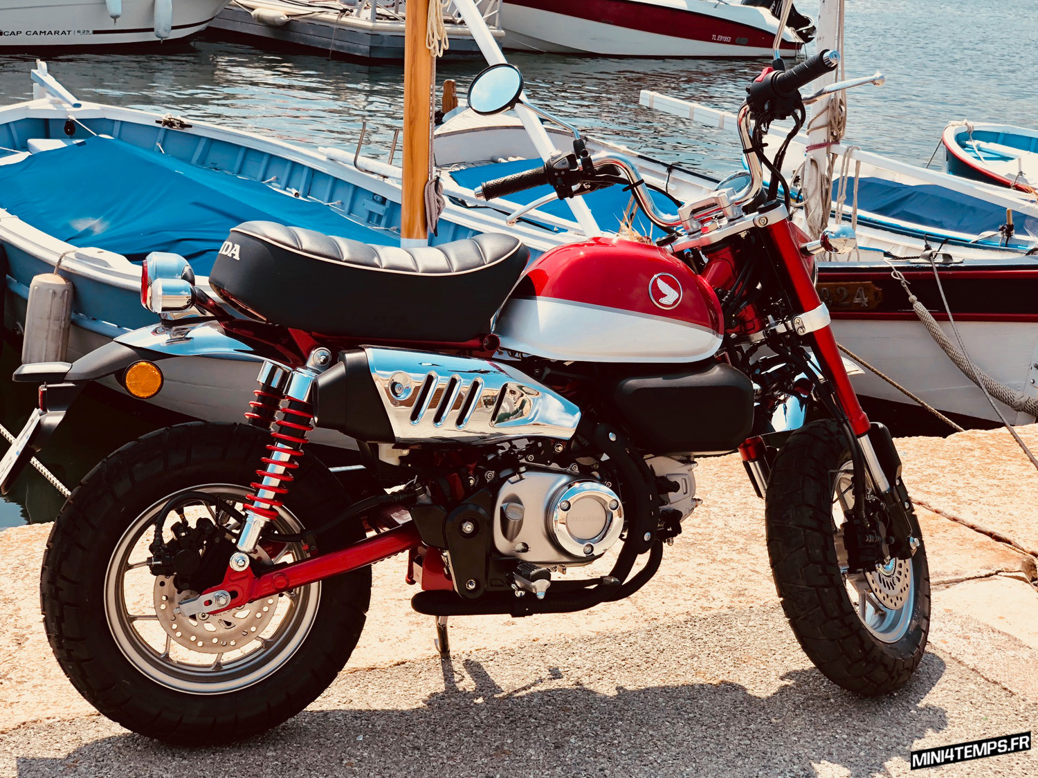 Le Honda Monkey 125 2018 rouge de Karl à Saint-Tropez - mini4temps.fr