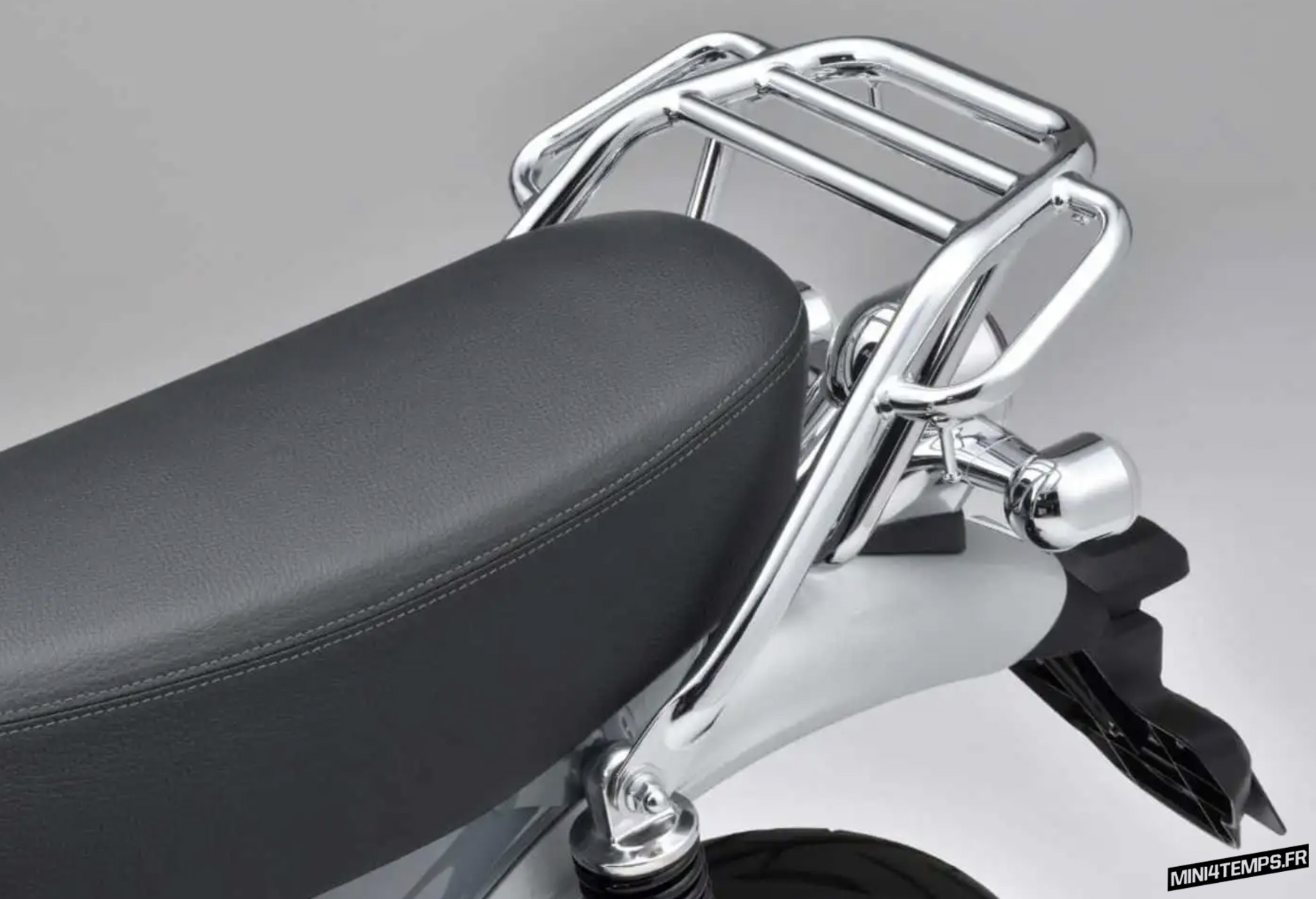 Une nouvelle couleur et de nouveaux accessoires pour le Honda Dax ST125 en août 2024 - Mini4temps.fr
