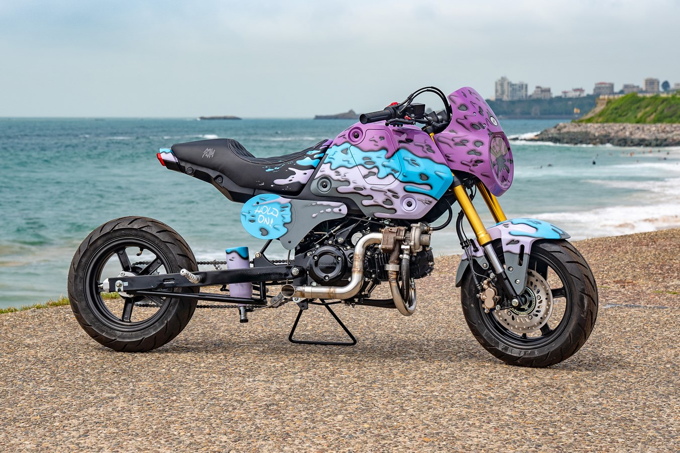 Honda MSX 125 Grom "Hold On !" de l'artiste Matt B Customs et de Guy Willison - Mini4temps.fr